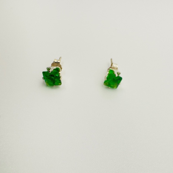 Brand New 5mm CZ Sterling Silver Green Stud Earrings - Picture 3 of 5